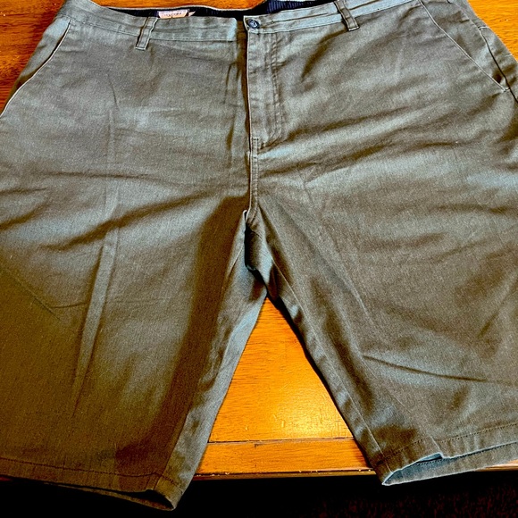 Men’s Volcom olive shorts 40 - Picture 1 of 4